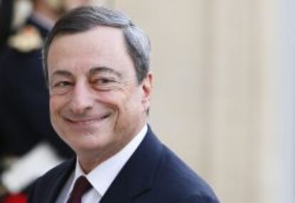 El presidente del BCE, Mario Draghi sonríe a su llegada al palacio del Elíseo en París, Francia el 1 de octubre de 2013 para reunirse con el presidente francés François Hollande y consejeros de los bancos centrales europeos.