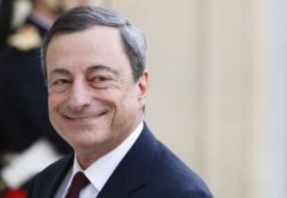 El presidente del BCE, Mario Draghi sonr&iacute;e a su llegada al palacio del El&iacute;seo en Par&iacute;s, Francia el 1 de octubre de 2013 para reunirse con el presidente franc&eacute;s Fran&ccedil;ois Hollande y consejeros de los bancos centrales europeos. 