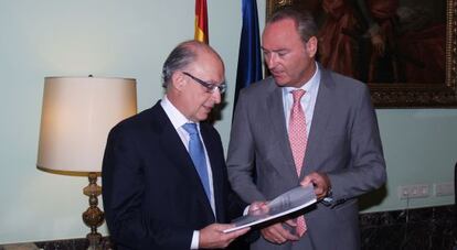 El ministro de Hacienda, Cristóbal Montoro, recibe de Alberto Fabra el informe sobre la financiación.