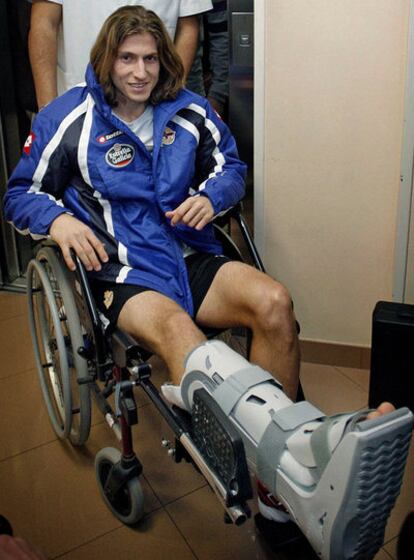 Filipe Luis, ayer a la salida del hospital.