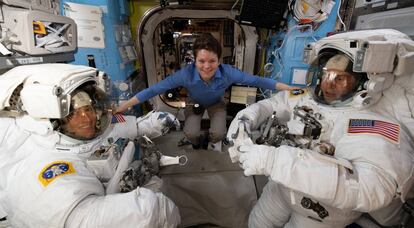 Los astronautas Christina Koch, Anne McClain y Nick Hague.