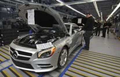 Unos mecánicos trabajan en la planta de ensamblaje del nuevo Mercedes-Benz Roadster SL en la fábrica de Daimler en Bremen (Alemania). EFE/Archivo