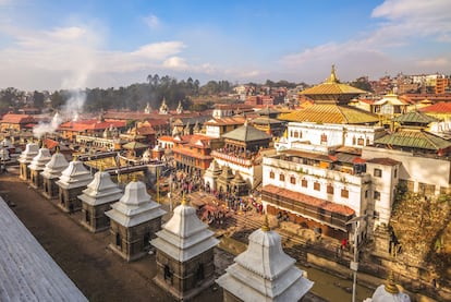 El templo de Pashupatinath sobre el río sagrado de Bagmati.