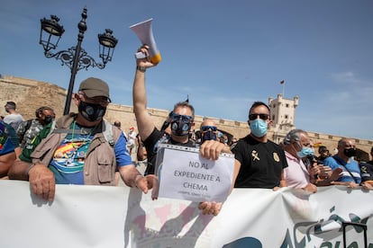 Un manifestantes sostiene un cartel de apoyo a José María García, entonces líder de Jupol, en una concentración convocada por el sindicato policial en Cádiz, el 26 de mayo de 2021.