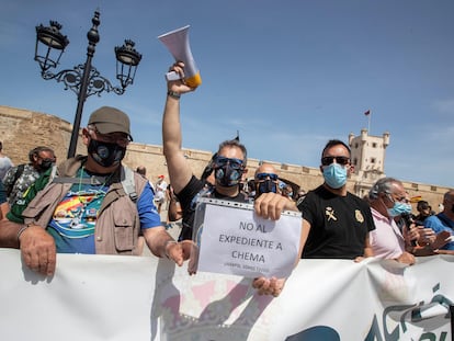 Un manifestantes sostiene un cartel de apoyo a José María García, entonces líder de Jupol, en una concentración convocada por el sindicato policial en Cádiz, el 26 de mayo de 2021.