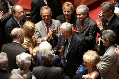 Franco Marini, en el centro, recibe la felicitación de sus compañeros del Senado tras ser elegido presidente de la cámara.