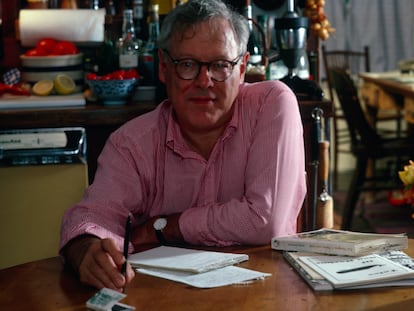 El editor estadounidense Jason Epstein en 1984 en su casa de Sag Harbor, Nueva York, donde falleció el 4 de febrero.