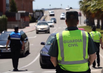 Agentes de tráfico tratan de disuadir a los ciudadanos que quieran viajar fuera de la comarca de Zaragoza este sábado.