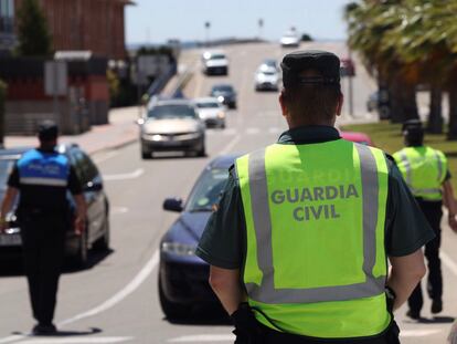 Agentes de tráfico tratan de disuadir a los ciudadanos que quieran viajar fuera de la comarca de Zaragoza este sábado.