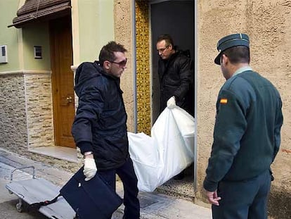 Momento del traslado del cuerpo del niño fallecido ayer en Ador.