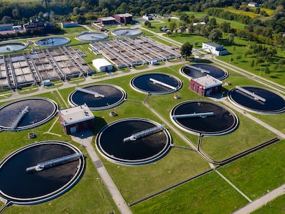 Vista aérea de una planta de purificación de agua.