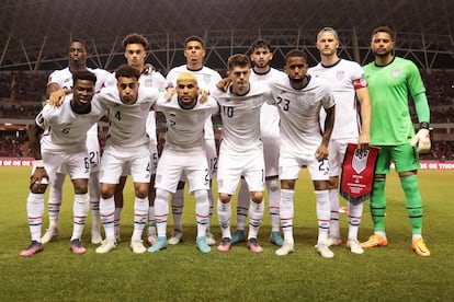 El equipo de Estados Unidos posa antes de un partido.