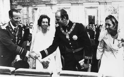 Los reyes Juan Carlos y Sofía saludan a los reyes de Bélgica en la ceremonia de investidura del papa Juan Pablo I, en 1978.