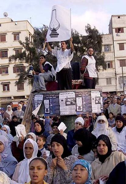 Militantes del Partido de la Justicia y del Desarrollo marroquí, durante la campaña de 2002 en Casablanca.