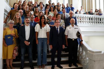 El alcalde de Madrid, José Luis Martínez-Almeida (segundo por la derecha), y la vicealcaldesa de Madrid, Begoña Villacís (a su lado en el centro), posan con otros concejales y personal municipal, durante la celebración por el XVIII Aniversario del Samur Social.