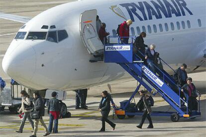 Un avión de la compañía Ryanair tras aterrizar en el aeropuerto de Girona.