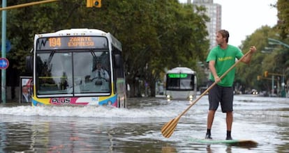 Daños por inundaciones en las calles de Buenos Aires en 2013.