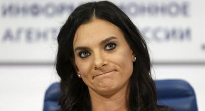 Yelena Isinbayeva, en la rueda de prensa de hoy, lunes, en Moscú.
