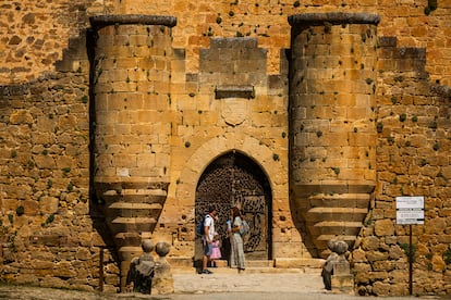 La puerta del álamo negro del castillo de Pedraza, en Segovia.