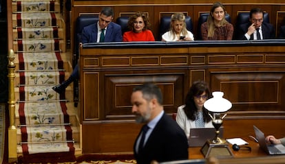 Santiago Abascal pasa frente a Pedro Sánchez en el Congreso de los Diputados. 