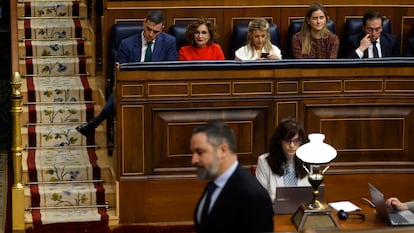 Santiago Abascal pasa frente a Pedro Sánchez en el Congreso de los Diputados.