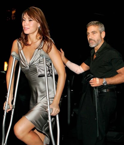 George Clooney sufrió un aparatoso accidente de moto en 2008. Por aquel entonces, su compañera de besos, fiestas y estrenos era Sarah Larson, quien sufrió la peor parte del golpe.