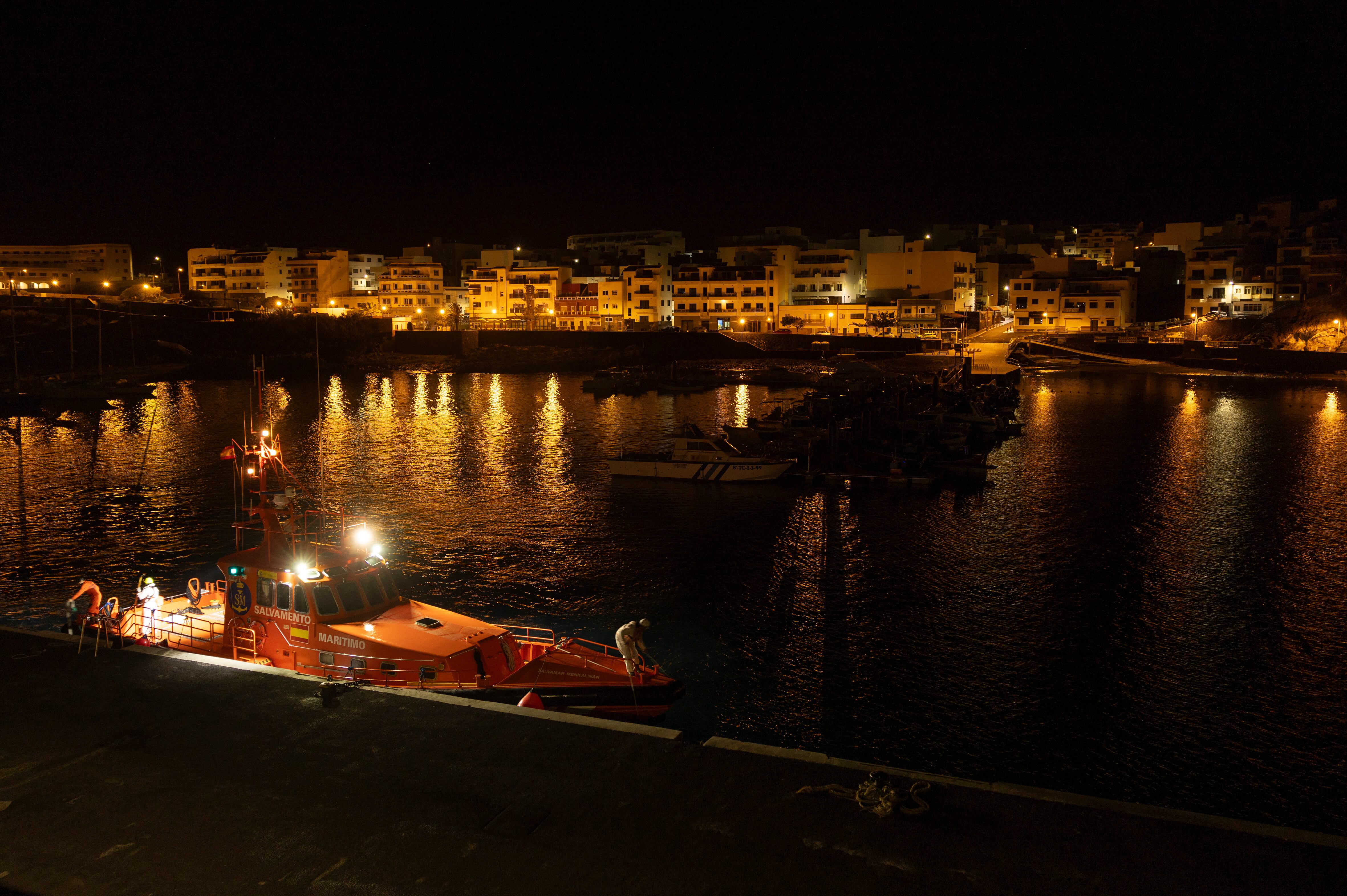 Rescatados cerca de la costa de El Hierro los 62 ocupantes del cayuco que llevaba a la deriva desde anoche