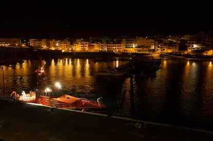 La 'Salvamar Menkalinan' de Salvamento Marítimo, a su regreso al puerto de La Restinga a las tres de la madrugada de este martes, tras más de seis horas de búsqueda infructuosa del cayuco.