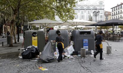 Empleados de una cafetería de la Plaza de Santa Ana dejan la basura en los alrededores de los contenedores de basura, el 8 de noviembre.