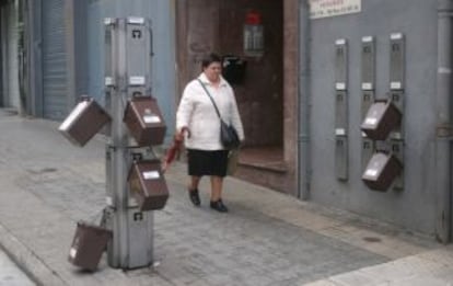 Colgadores de cubos de basura del sistema puerta a puerta en Hernani (Gipuzkoa).