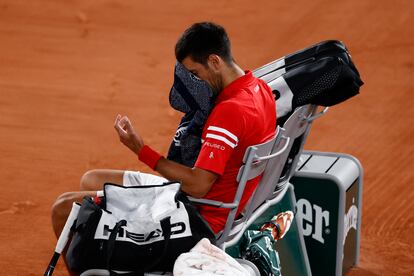 Djokovic se duele de la mano izquierda tras sufrir una caída.
