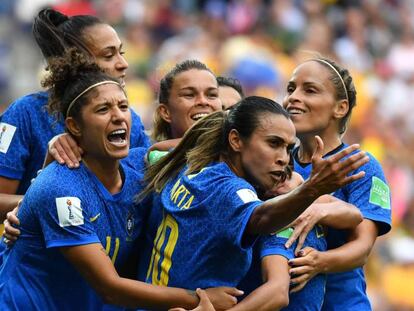 Brasileiras comemoram gol contra a Austrália na segunda rodada.