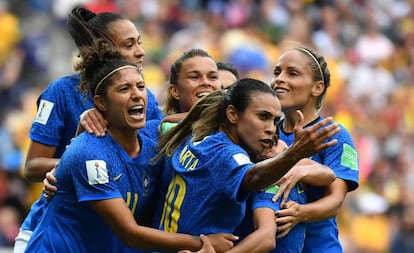 Brasileiras comemoram gol contra a Austrália na segunda rodada.