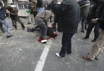 Un hombre yace herido durante los disturbios del 27 de diciembre de 2009 en Teherán. Las protestas de la oposición reformista, las más duras que vive el país desde las elecciones presidenciales del pasado junio, han coincidido con la celebración chií de Ashurá.