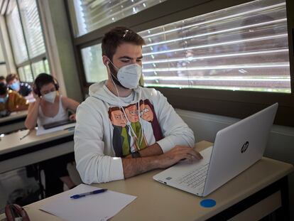 Estudiantes con mascarilla durante una de las clases de las 'aulas espejo' en la Universidad Pública de Navarra.