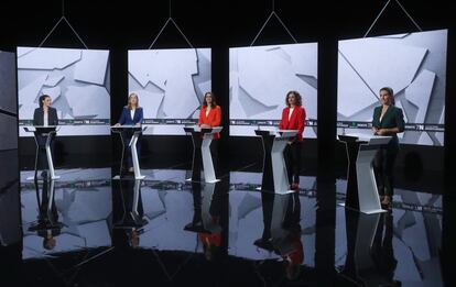 Vista de general del plató, con las representantes en sus atriles antes del debate.