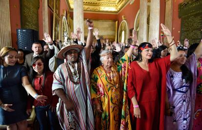 Representantes de los nativos venezolanos asisten a la instalación de la Asamblea Constituyente.