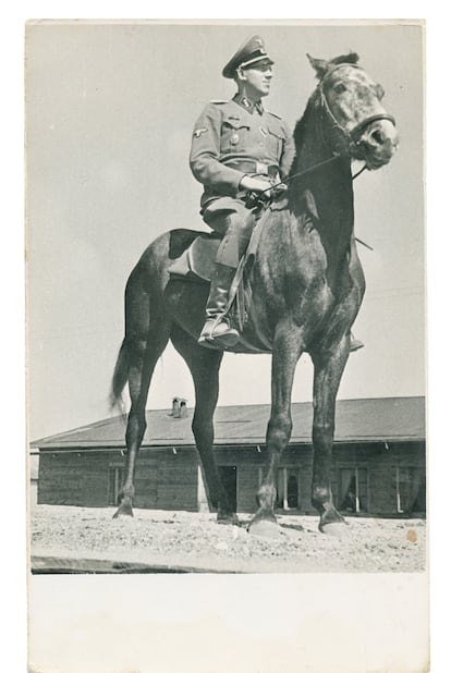 Johann Niemann posa sobre su caballo cerca de la rampa de llegada del campo de Sobibor, en el verano de 1943.