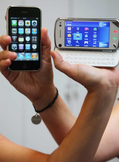 El iPhone 3GS y el Nokia N97 concentran la guerra que empieza a vivir la industria telefónica por el Internet móvil.