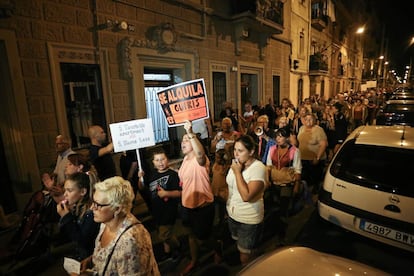 Manifestación de vecinos de la Barceloneta contra los pisos turísticos y el turismo de borrachera.