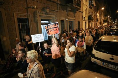 Manifestación de vecinos de la Barceloneta contra los pisos turísticos y el turismo de borrachera.