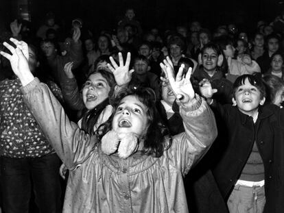 Un grupo de niños espera la llegada de los Reyes Magos en helicóptero en la plaza de Felipe II de Madrid en 1988.