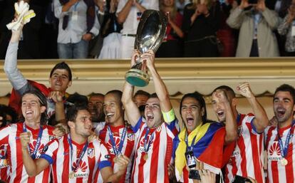 Los jugadores del Atlético celebran la Supercopa conseguida ante el Chelsea
