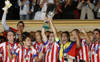 Los jugadores del Atl&eacute;tico celebran la Supercopa conseguida ante el Chelsea