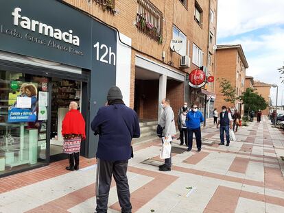 Farmacia de la madrileña calle Lucano, con dos colas: una para mascarillas y otra para medicamentos.
