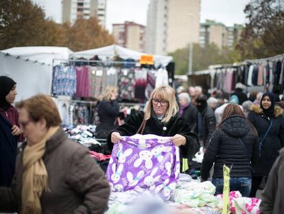 Una mujer en el mercato de Bellvitge de L'Hospitalet de Llobregat.