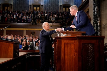 El presidente Biden saluda al líder de la mayoría, el republicano Kevin McCarthy.