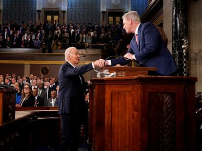 El presidente Biden saluda al líder de la mayoría, el republicano Kevin McCarthy.
