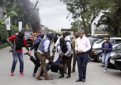 Fuerzas de seguridad kenianas evacúan a un hombre, este martes en Nairobi.