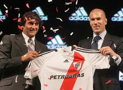 Francescoli, ex jugador de River Plate, y Zidane, posan con la nueva camiseta del club argentino.